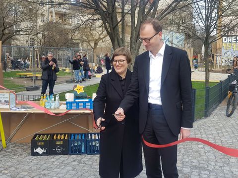 Bezirksstadträtin Annika Gerold und Dr. Jochen Lang von der Senatsverwaltung für Stadtentwicklung, Bauen und Wohnen bei der der Feierlichen Eröffnung der Gürnanlage an der Skalitzer Straße