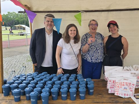 Im Eingangsbereich erwarteten der Bezirksstadtrat für Schule, Sport und Facility Management, Andy Hehmke, Bezirksbürgermeisterin Clara Herrmann, Ulrike Ehrlichmann, Beauftragte für Menschen mit Behinderung und Lisa Braun, Sozialraumorientierte Planungskoordinatorin die zahlreichen Teilnehmer*innen