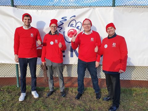 V.l.n.r.: Sportdirektor Cedric Haß (Füchse Berlin Reinickendorf e. V.), Reinhard Horstkotte (Artistic Director Rote Nasen e. V.), Bezirksstadtrat Harald Muschner und Mehran Moazami-Goudarzi (Geschäftsführer Rote Nasen e. V.) (Bild: ROTE NASEN Deutschland e.V.)
