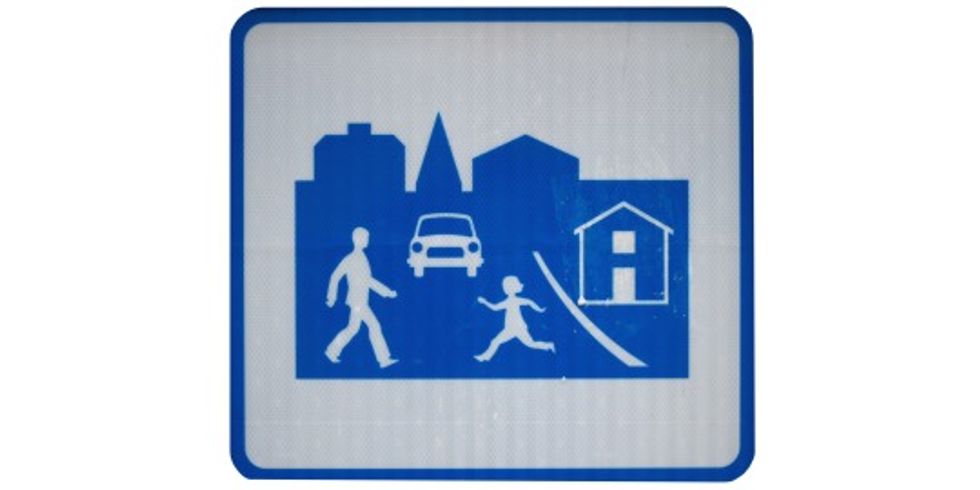 Stadtraum mit Fußgänger und Auto
