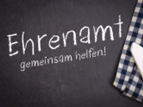 Tafel mit Kreideaufschrift Ehrenamt