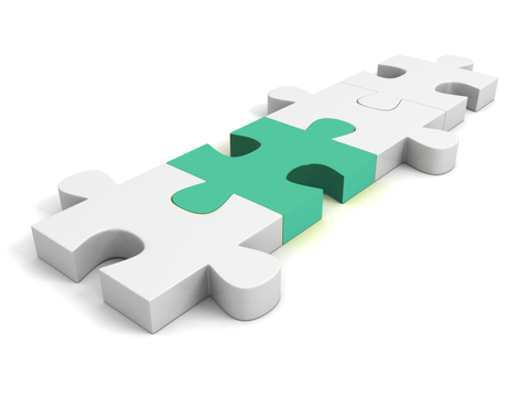 4 Puzzleteile mit einem bunten zweiten Puzzleteil