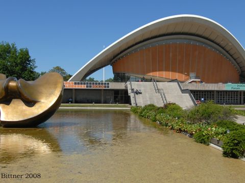 Plastik "Butterfly" von Henry Moore