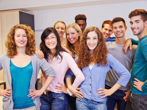 Viele Jugendliche in einem Klassenraum