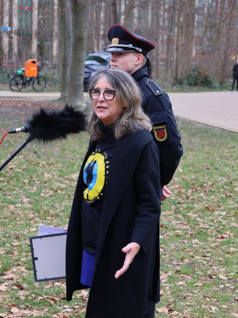 24. Februar 2024: Rede von Olga Pischel, Vorstandsmitglied des Städtepartnerschaftsvereins Steglitz-Zehlendorf e.V.; dahinter Maximilian Rudzki, ehrenamtl. Fachberater für polnische Zusammenarbeit des Landesfeuerwehrverbandes Brandenburg e.V.