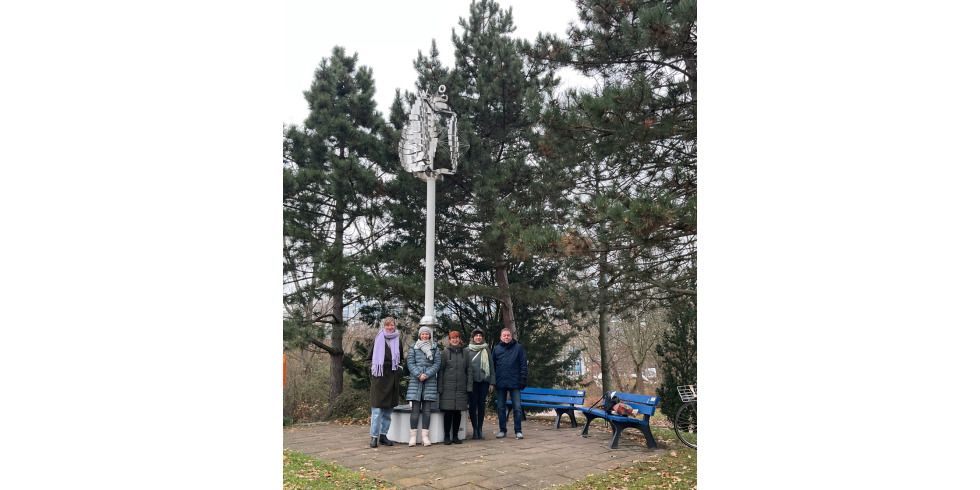 Mitarbeitende der Fennpfuhl Apotheken und des Straßen- und Grünflächenamtes und Bezirksstadträtin Filiz Keküllüoğlu am Windspiel.