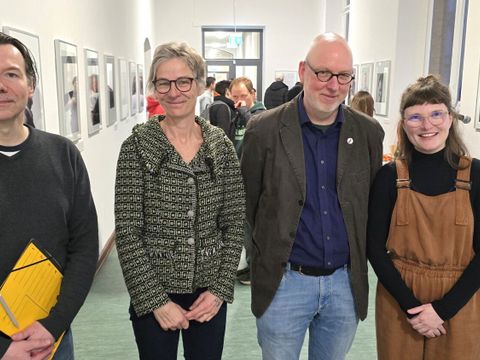 Das Team der VHS während der Eröffnung der Dauerausstellung (v.li.n.re.): Peter Lattermann, Leiter des Programmbereichs „Kultur und Gestalten“, Gesche Elsholz, Kursleiterin, der Direktor Maik Walter und Karla Grunfeld, Leiterin Programmbereich „Deutsch als Zweitsprache“ (Bild: Sabine Böhnig)