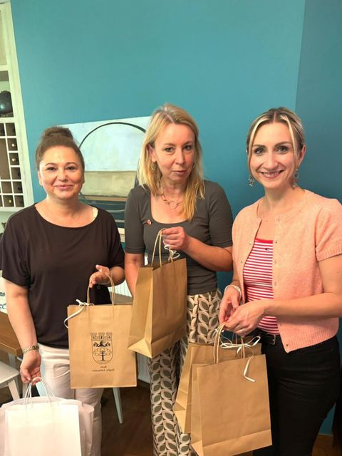 Beim Austausch von Gastgeschenken: stellv. Bürgermeisterin Aneta Poniatowska (Mitte), Bezirksstadträtin Malgorzata Sijbrandij (rechts) und Dr. Aneta Mazur von der Stadtverwaltung Poniatowas