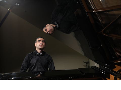 Tigran Sargsyan am Klavier sitzend