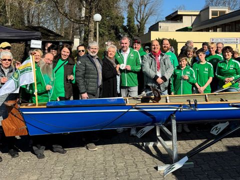 Mittig: Plakette haltend, Kerstin Köppen (BVV-Vorsteherin), Frank Borchardt (Abteilungsleiter); Links von ihnen: Detlef Trappe (CDU-Fraktion) Rechts von ihnen: Stefan Valentin (SPD-Fraktion) sowie weitere Mitglieder des Vereins (Bild: BA Reinickendorf)