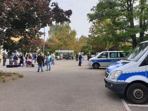 Auf einem Parkplatz wurde eine Sammelstelle für Verdächtige und Ware eingerichtet. (Bild: Bezirksamt Reinickendorf)