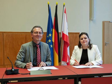 Bezirksstadträtin Eva Majewski und Senator für Stadtentwicklung, Bauen und Wohnen Christian Gaebler unterzeichnen das Bündnis für Wohnungsneubau und Mieterberatung Tempelhof-Schöneberg. (Bild: SenStadt)