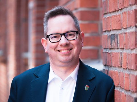 Portrait von Bezirksbürgermeister Oliver Igel