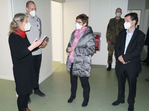 v.l.n.r.: Barbara Linge (eine der beiden Leiterinnen des Abstrichmanagements), Dominik Lojek (Koordinator des Lagezentrums), Verteidigungsministerin Annegret Kramp-Karrenbauer, Bezirksstadtrat Uwe Brockhausen. (Bild: BA Reinickendorf)