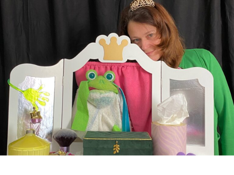 Foto mit Nicole Weißbrodt und einer Puppenbühne