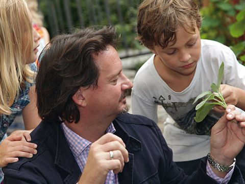 Sternekoch Kolja Kleeberg mit Schülern (Bild: Bürgerstiftung Berlin)