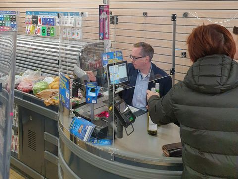 Bezirksbürgermeister Oliver Igel kassiert ab