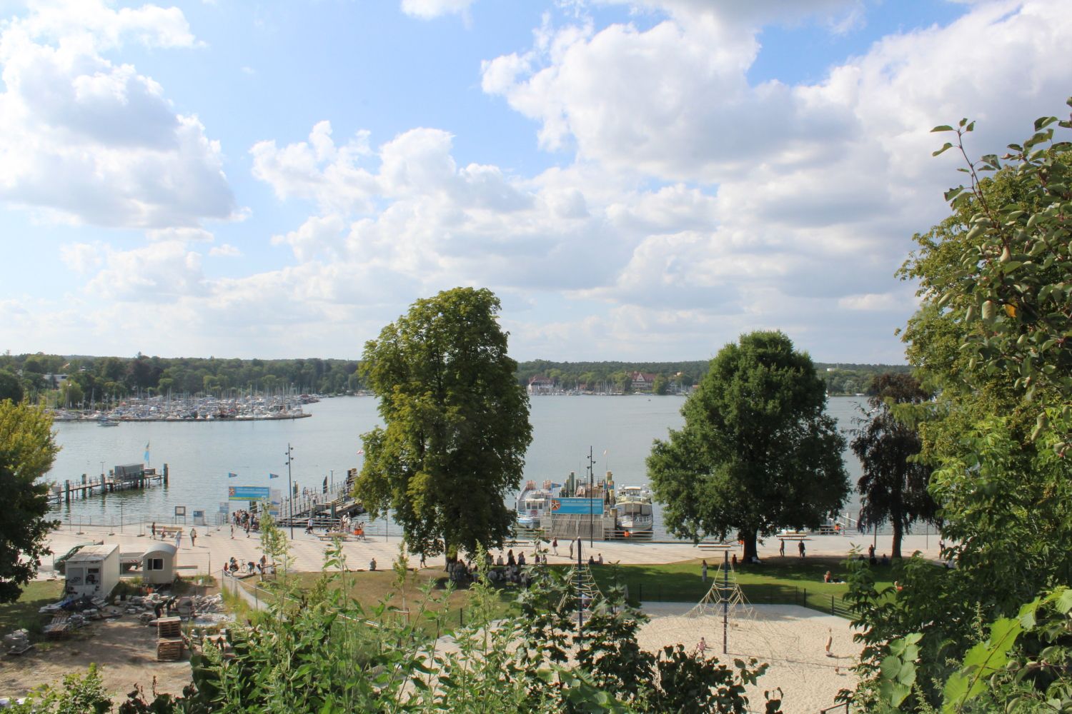 Aus der Vogelperspektive: Panoramablick auf Wannseeufer und Ronnebypromenade (Juli/August 2025)
