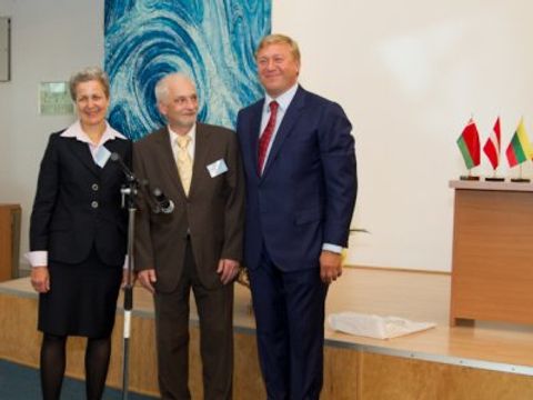 Claudia Wein und Rainer Bosse mit Kaliningrads Stadtpräsidenten Alexander Jaroshuk (von links)