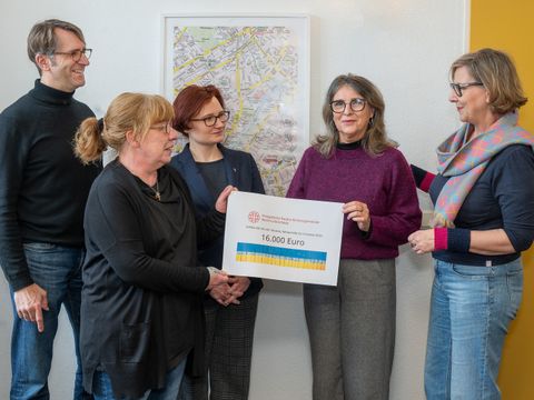 22. Februar 2024: Spendenübergabe der evangelischen Pauluskirchengemeinde Lichterfelde an Olga Pischel (2.v.r.) vom Städtepartnerschaftsverein Steglitz-Zehlendorf e.V.