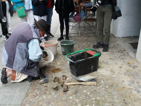 Verlegung von elf neuen Stolpersteinen in Kreuzberg