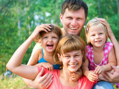 Glückliche Familie im Sommer