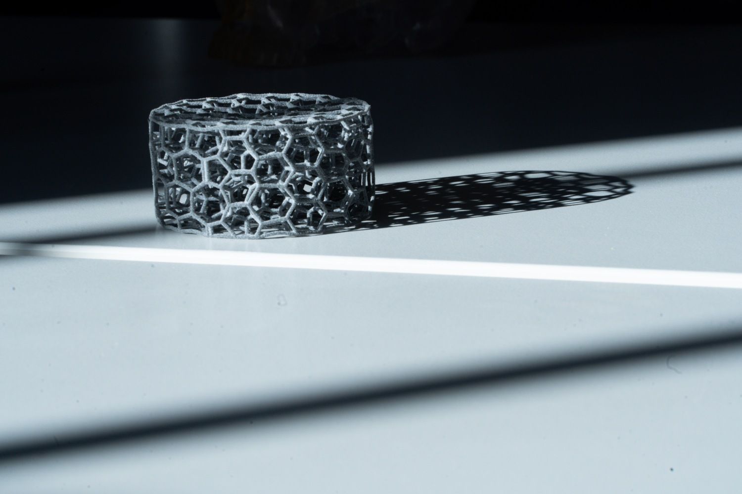 Ein filigranes dekoratives 3D Bauteil im Sonnenlicht