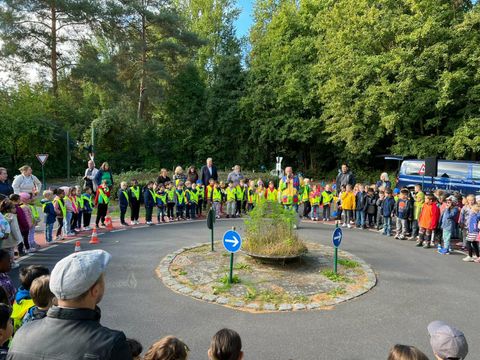 Schulstadtrat Muschner im Kreise der teilnehmenden Schülerinnen und Schüler (Bild: BA Reinickendorf)