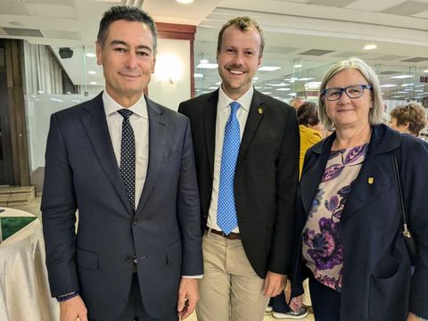 Bezirksstadtrat Patrick Steinhoff (Mitte) mit Noch-Bezirksbürgermeister Csaba Horváth und der BVV-Verordneten Beate Roll