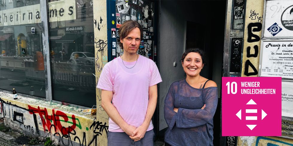 Alexander Schwartz und Mónica Pessoa vor dem Bürogebäude der KuB in der Oranienstraße.