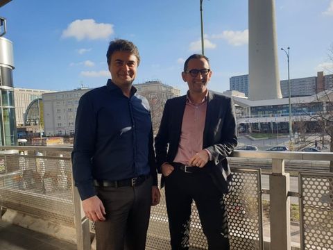 v.l.: Andreas Richter (Alex-Manager) und Bezirksbürgermeister Stephan von Dassel (Bild: Bezirksamt Mitte)