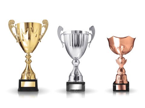 Drei unterschiedliche Trophäen auf weißem Hintergrund