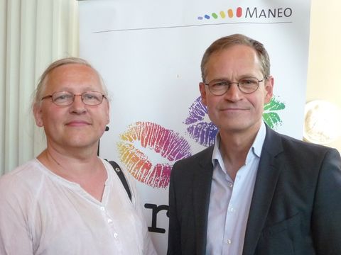 Rechts der Regierende Bürgermeister und links "Queer-Beauftragte"