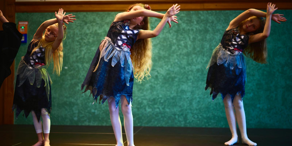 drei tanzende Mädchen