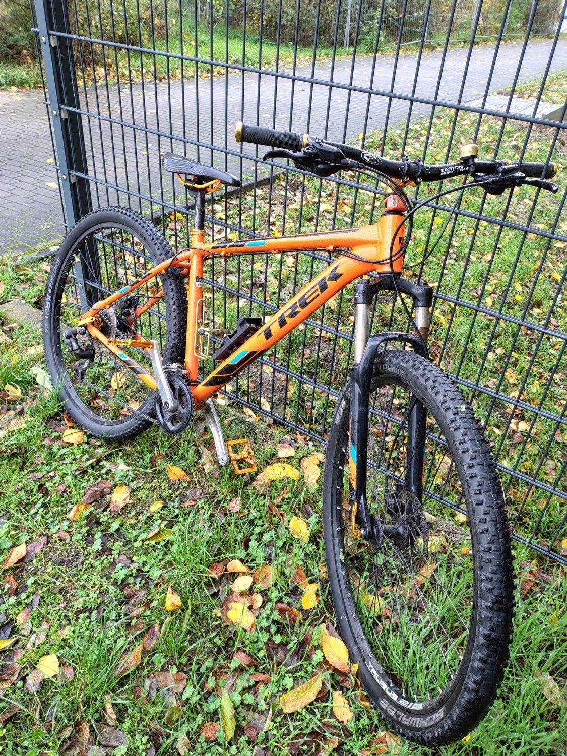 Orangefarbenes Herrenfahrrad
