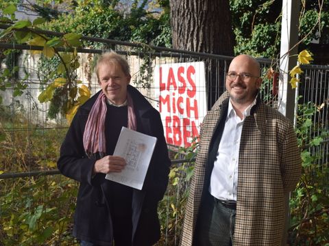 Bezirksstadtrat Ephraim Gothe (l.) und Bezirksstadtrat Christopher Schriner stehen vor der Eiche in der Dresdner Straße 113.