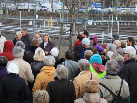 Angelika Schöttler auf dem Weg am Bahngelände