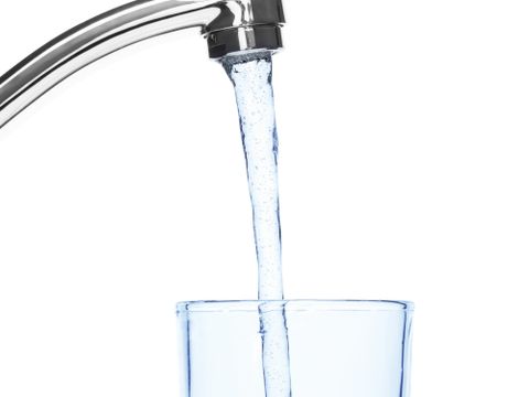 Glas mit Trinkwasser aus dem Wasserhahn