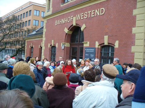 Bezirksbürgermeisterin Monika Thiemen am Bahnhof Westend, Foto: KHMM
