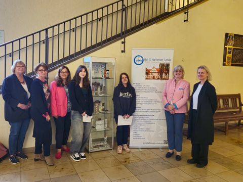 (v.l.n.r.): Frau Dr. Monika Floyd, Frau Gisela Hilbert-Irmer, Frau Meike Zorn, Milena Francesca Bongraizlo, Lara Peters, Bezirksstadträtin Cerstin Richter-Kotowski und Frau Naomi Czernetzki. (Bild: Bezirksamt Steglitz-Zehlendorf)