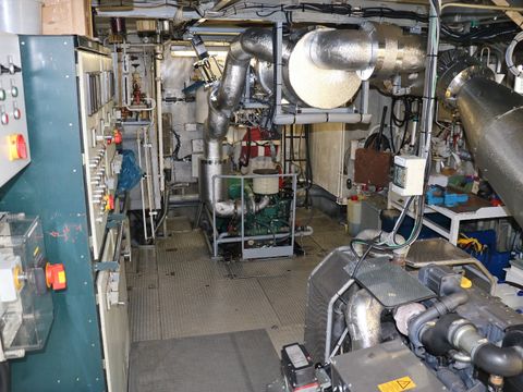 Blick in einen Motorraum eines Fahrgastschiffs mit Partikelfilter- und SCR-Nachrüstung
