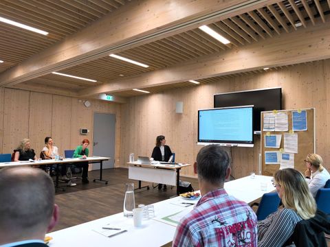 Workshop-Szene im Seminarraum mit mehreren Personen