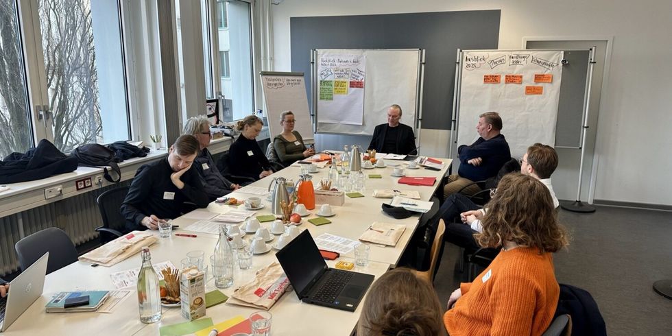 Die Kernmitglieder des Netzwerks Gute Arbeit Kreuzberg-Friedrichshain planen und diskutieren Projekte für das Jahr 2025