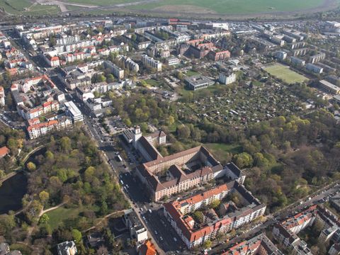 Drohnenaufnahme des Rathaus Tempelhofs