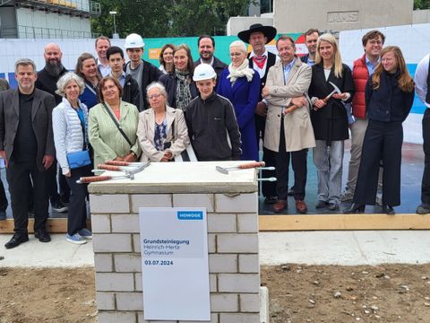 Dr. Torsten Kühne, Staatssekretär für Schulbau und Schuldigitalisierung, Andy Hehmke, Schulstadtrat und Schulleiterin, Corinna Wesche gemeinsam mit allen Planungsverantwortlichen am Grundstein