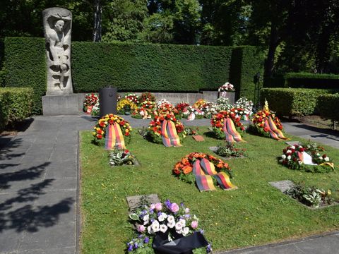 Kränze am Mahnmal des Volksaufstands am 17. Juni 1953 auf dem Friedhof Seestraße