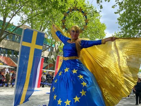 Madame Europa die Stelzenfrau