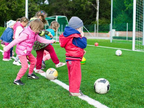 fußballspielende Kinder
