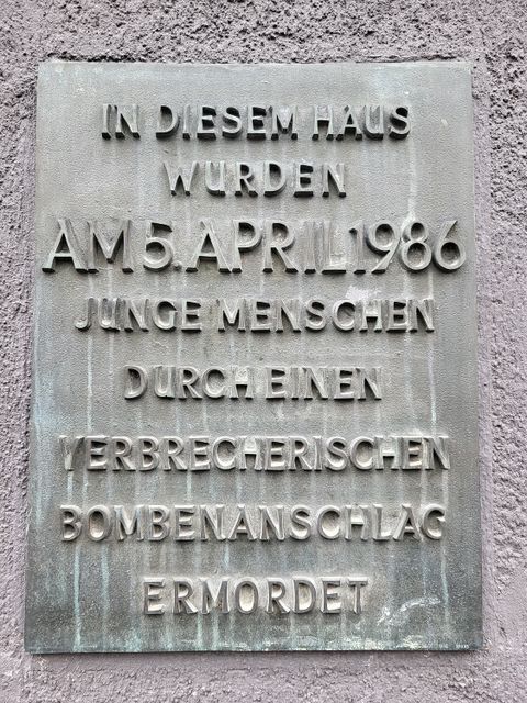 Tafel mit der Aufschrift "in diesem Haus wurden am 5. April 1986 junge Menschen durch einen verbrecherischen Bombenanschlag ermordet"