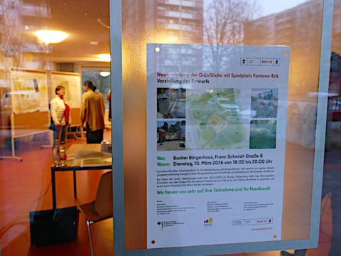 Blick am Ankündigungsplakat vorbei durch die Scheibe auf die Beteiligung Fontane-Eck im Bucher Bürgerhaus